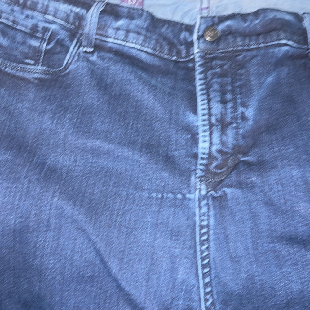 NYDJ Relaxed fit w/ tapered leg Women’s 22W** Note discoloration flaw in front** - Picture 3 of 10